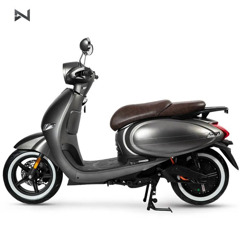 Scuter Electric N-Moto LX06 Gri – Motor BOSCH 2300W, Viteză 25 km/h, Fără Permis, Dimensiuni 1865x700×1113mm, Greutate 90Kg, Autonomie 60 km, Baterie Lithium 60V, COC & EEC + Carte Rar (CIV) + Cadou Tricou N-Moto